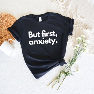 Mas primeiro, ansiedade. Camisa de assuntos de saúde mental, camisa de ansiedade, camisa introvertida, camisa anti social versão suave Bella & Canvas
