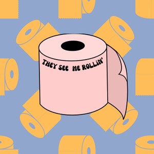 Könnte beinhalten: Eine rosa Toilettenpapierrolle mit dem Text "They See Me Rollin'" darauf gedruckt. Die Rolle ist von gelben Toilettenpapierrollen auf blauem Hintergrund umgeben.