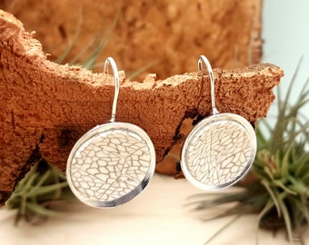 white hook earrings, made of polymer clay, to wear in both casual and elegant occasions