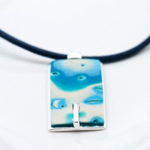 Bijoux Mokume Gane en pâte polymère, bijoux hypoallergéniques et adaptables, style expressionniste, couleurs noir, gris, bleu et turquoise