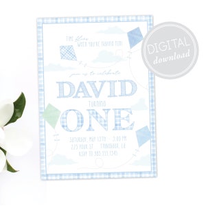 Puede incluir: Invitación con estampado de vichy azul y blanco con un tema de cometas. La invitación dice "¡El tiempo vuela cuando te diviertes!" y "Únete a nosotros para celebrar que David cumple un año". La invitación incluye la fecha, la hora, la dirección y la información de RSVP.