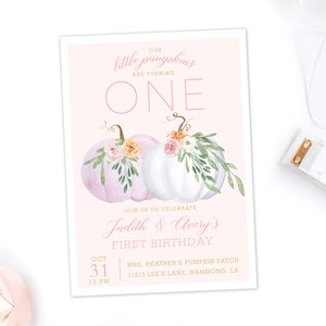 Kleine Kürbis erste Geburtstagseinladung für Twin Girls Floral Kürbis einladen Gedruckte Karten oder digital Herbst Geburtstag Kürbis-Patch
