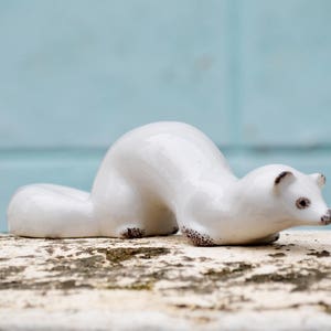 Sculpture en céramique blanche de figurine animal furet en porcelaine, Pan Pantalaimon His Dark Materials, Idée cadeau de Noël, décoration rétro pour la maison B