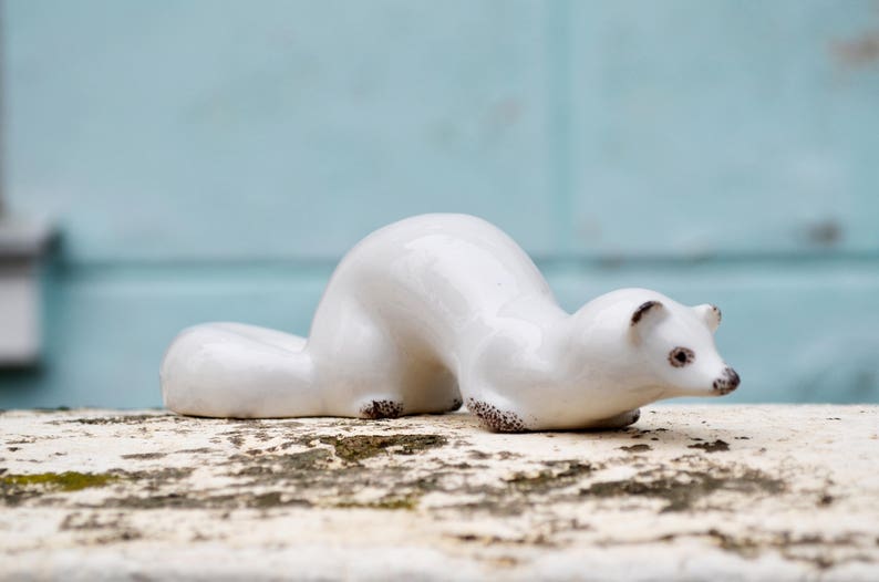 Sculpture en céramique blanche de figurine animal furet en porcelaine, Pan Pantalaimon His Dark Materials, Idée cadeau de Noël, décoration rétro pour la maison B