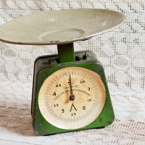 Vintage Metal Kitchen Scale, Green Mechanical Weighing Scale, Mid-Century Farmhouse Cottage Rustic Display Stand Decor, Retro Utility Scale