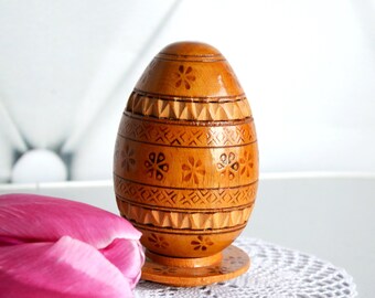 oeuf Pysanka en bois vintage avec support d'assiette, oeuf de Pâques en bois décoratif, oeuf d'ornement de panier de Pâques ukrainien