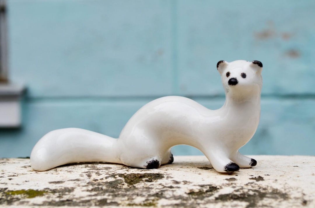 白い陶磁器のフェレット動物の置物彫刻、パン・パンタライモン作「His