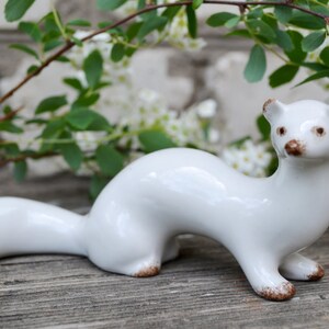 Sculpture en céramique blanche de figurine animal furet en porcelaine, Pan Pantalaimon His Dark Materials, Idée cadeau de Noël, décoration rétro pour la maison image 9