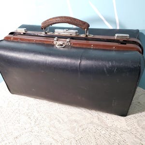Vintage Black Leather Doctor&#39;s Bag with Metal Clasp, 1950s Medical Satchel, Retro Travel Case or Industrial Home Decor Prop