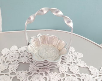 Ensemble vintage de cendriers empilés avec anse, moules à cupcakes en aluminium, petite casserole, support pour sachets de thé, assiette à bijoux