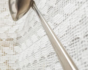 Cucharón de acero inoxidable con forma de lágrima, mango largo, cuchara de cocina para servir, asa para colgar, utensilio de cocina duradero para servir sopas y salsas.