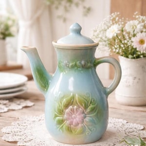 Tetera de cerámica vintage, cafetera de porcelana esmaltada, jarra rústica con relieve floral, decoración de cocina rústica, regalo para ella, estilo granja.
