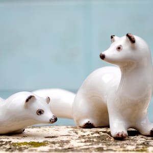 Sculpture en céramique blanche de figurine animal furet en porcelaine, Pan Pantalaimon His Dark Materials, Idée cadeau de Noël, décoration rétro pour la maison image 3