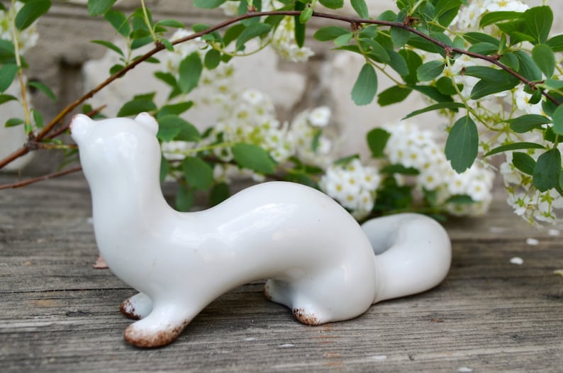 Sculpture en céramique blanche de figurine animal furet en porcelaine, Pan Pantalaimon His Dark Materials, Idée cadeau de Noël, décoration rétro pour la maison image 7