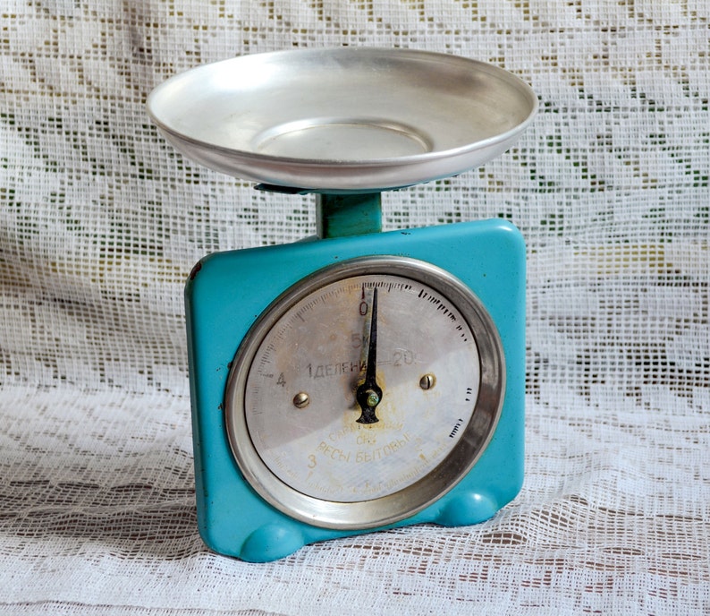 Vintage counter top scale balance, old farmhouse kitchen scale, retro