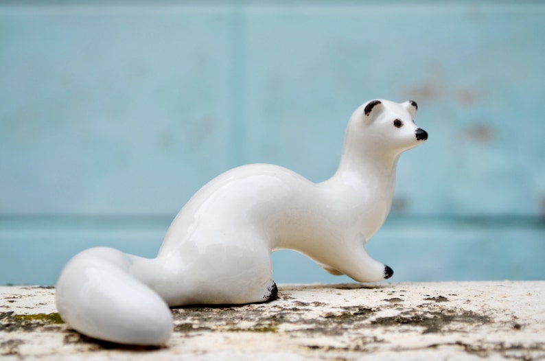 Sculpture en céramique blanche de figurine animal furet en porcelaine, Pan Pantalaimon His Dark Materials, Idée cadeau de Noël, décoration rétro pour la maison image 4