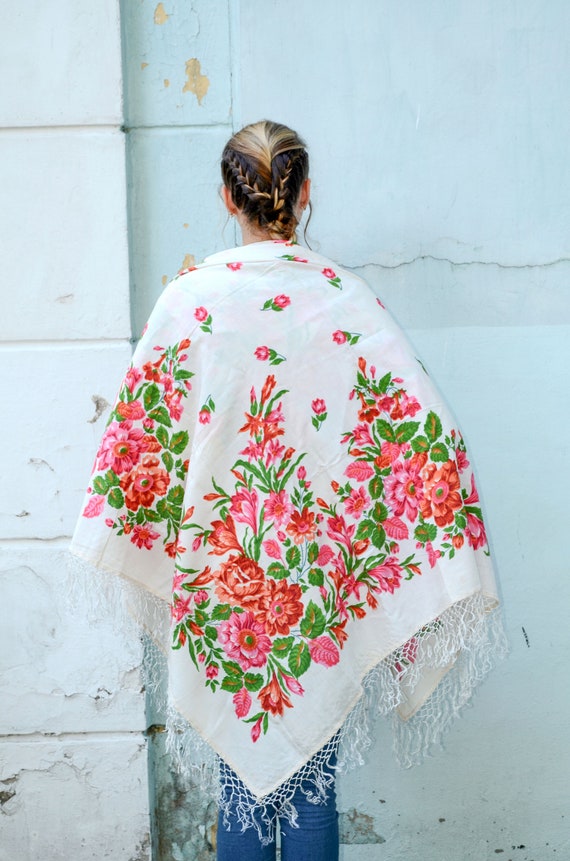 Vintage large cotton white floral shawl wrap pink… - image 4