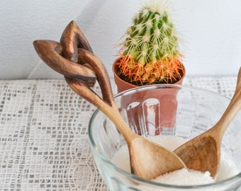 Mittelalterlicher hölzerner Wikingerlöffel mit keltischem, handgeschnitztem Triquetra-Griff, handgemachter kleiner Kaffee- oder Salzlöffel aus Holz, keltischer Liebeslöffel