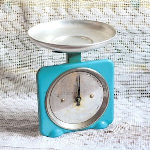 Vintage Metal Kitchen Scale, Blue Mechanical Weighing Scale, Mid-Century Farmhouse Cottage Rustic Display Stand Decor, Retro Utility Scale