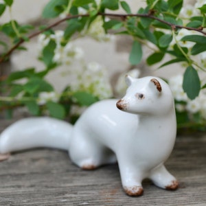 Sculpture en céramique blanche de figurine animal furet en porcelaine, Pan Pantalaimon His Dark Materials, Idée cadeau de Noël, décoration rétro pour la maison image 8