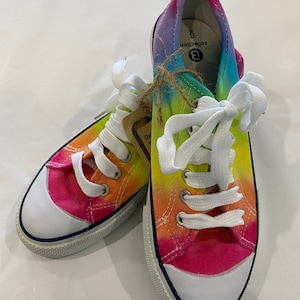 Walking on Sunshine Hand Painted Tie Dye Sneakers / Zapatos / Zapatos de mujer / Zapatos de mujer / Zapatos de arco iris / Zapatillas de deporte de arco iris / Tops bajos