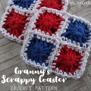 Puede incluir: Un primer plano de un posavasos tejido a crochet hecho con hilo rojo, blanco y azul. El posavasos está hecho de cuadrados de la abuela y tiene un aspecto desaliñado. El texto "Granny's Scrappy Coaster CROCHET PATTERN" es visible debajo del posavasos.