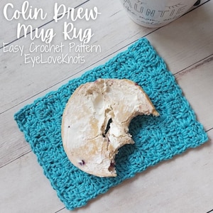 Könnte beinhalten: Ein türkisfarbener Häkel-Becheruntersetzer mit einem Bagel, aus dem ein Stück herausgebissen wurde. Der Text "Colin Drew Mug Rug Easy Crochet Pattern EyeLoveKnots" ist auf dem Bild zu sehen.
