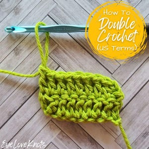 Puede incluir: Primer plano de una tela de crochet verde con un gancho de crochet y hilo. El texto "How To Double Crochet (US Terms)" está escrito en un círculo amarillo.