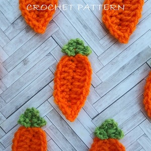 Pode incluir: Cinco aplicações de cenoura de crochê em um fundo de madeira branca. As cenouras são laranja com topos verdes. O texto "SUPER EASY CARROT APPLIQUE CROCHET PATTERN" está na parte superior da imagem. O texto "Eyeloveknots" está na parte inferior da imagem.