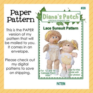 Puede incluir: Un patrón de papel para un pelele de encaje, diseñado para muñecas Cabbage Patch Kids de 30,48 cm y 40,64 cm. La imagen incluye dos muñecas con los peleles, con texto que indica una guía paso a paso con fotos a color. El patrón viene en un sobre.