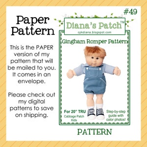 Op de afbeelding: Een papieren patroon voor een Gingham Romper, ontworpen voor 50,8 cm Cabbage Patch Kids. De afbeelding toont een pop die de romper draagt. Het patroon bevat een stapsgewijze handleiding met kleurenfoto's. De tekst zegt "Diana's Patch" en "Paper Pattern".