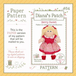 Peut inclure: Un patron papier n°84 de Diana's Patch pour une robe et une culotte Berry Sweet. Le patron présente une poupée aux cheveux en laine blonde et aux yeux bleus portant une robe rouge et rose à motifs fraises avec une bordure en dentelle blanche.