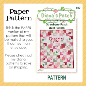 Puede incluir: Un patrón de papel para un edredón "Strawberry Patch", con un diseño de fresas y cuadrados en tonos de rojo, rosa y verde. El edredón mide 51x58 cm. El patrón es de Diana's Patch.