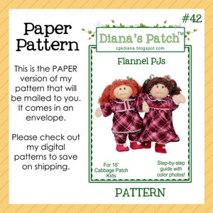 Pode incluir: Padrão de papel para pijamas de flanela para bonecas Cabbage Patch de 40 cm. A imagem mostra duas bonecas vestindo pijamas xadrez vermelhos e pretos. O texto diz "Diana's Patch" e "Guia passo a passo com fotos coloridas!"