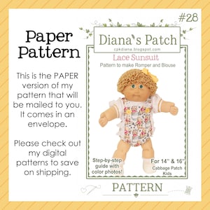 Può includere: Un cartamodello per una tutina in pizzo, pagliaccetto e camicetta per bambole Cabbage Patch Kids da 14 e 16 pollici. Il documento riporta il testo Diana's Patch, Lace Sunsuit e include l'illustrazione di una bambola con l'abito indossato.