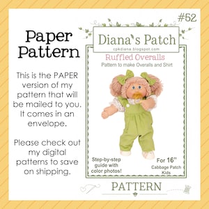 Op de afbeelding: Een papieren patroon voor 40,6 cm Cabbage Patch Kids poppen genaamd Diana's Patch #52 Ruffled Overalls. Het document bevat tekst over de papieren versie, een pop met een groene tuinbroek en een bloemetjeshemd, en stapsgewijze instructies.