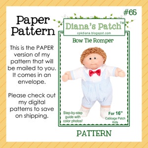 Pode incluir: Um padrão de papel para um macacão com laço para bonecas Cabbage Patch Kids de 40,6 cm. O padrão inclui um guia passo a passo com fotos coloridas. A imagem apresenta uma boneca vestindo o macacão, com uma gravata borboleta vermelha e calções listrados azuis.