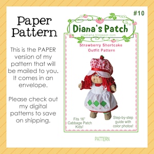 Op de afbeelding: Een papieren patroon voor een Aardbeientaart-outfit, ontworpen voor 40,6 cm Cabbage Patch Kids-poppen. De afbeelding toont de pop die de outfit draagt, inclusief een hoed, jurk en schoenen. Het patroon is van Diana's Patch en bevat stapsgewijze instructies met kleurenfoto's.