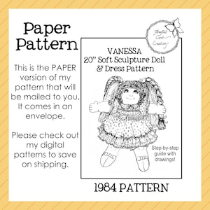 Pode incluir: Um padrão de papel para uma boneca e vestido de escultura macia de 50,8 cm. O padrão inclui instruções passo a passo com desenhos. O texto na imagem diz "VANESSA" e "1984 PATTERN". O padrão será enviado em um envelope.