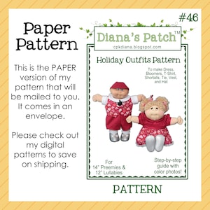 Può includere: Un modello cartaceo per abiti festivi, tra cui un vestito, bloomers, t-shirt, salopette, cravatta, gilet e cappello. Il modello è progettato per bambole Preemies da 35,5 cm e Lullabies da 30,5 cm. L'immagine mostra due bambole.