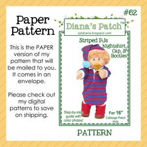Pode incluir: Um padrão de papel para bonecas Cabbage Patch Kids de 40 cm. O padrão inclui instruções para pijamas listrados, camisola de noite, gorro e botinhas. A imagem mostra uma boneca vestindo a roupa. O texto diz "Paper Pattern" e "Diana's Patch".