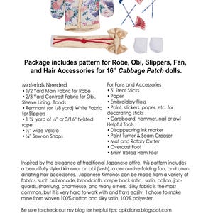 Op de afbeelding: Een naaipatroon voor een Cabbage Patch pop van 40,6 cm bevat een kimono, obi, slippers, waaier en haaraccessoires. De kimono is wit met een bloemenpatroon. Accessoires zijn een waaier, obi en slippers.