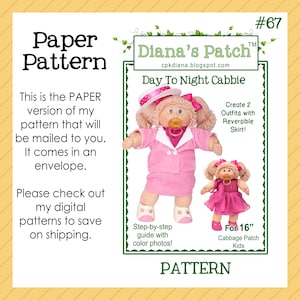 Puede incluir: Un patrón de papel para un atuendo Day To Night Cabbie para muñecas Cabbage Patch Kids de 40,6 cm. La imagen muestra dos muñecas con trajes rosas. El patrón incluye instrucciones paso a paso con fotos en color. El patrón viene en un sobre.