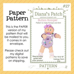 Op de afbeelding: Een papieren patroon voor een poppenrompertje met knoopjes en een shirt, gelabeld #27 Diana's Patch. Het document bevat tekst, een afbeelding van een pop in een paars gestreept rompertje met een strik en speen, voor poppen van 35 en 40 cm.