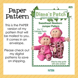 Puede incluir: Un patrón de papel para un Sweetheart Newborn Jumper, diseñado para muñecas Cabbage Patch Kids de 28 cm. El patrón incluye una guía paso a paso con fotos a color. El texto dice "Paper Pattern" y "Diana's Patch".