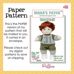 Puede incluir: Un patrón de papel para un chándal de muñeca, con una muñeca que lleva un chándal verde y gris con el número 31. El patrón está diseñado para muñecas de 35,5 cm e incluye una guía paso a paso con fotos en color. El texto dice "Paper Pattern" y "TRACKSUIT".