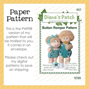 Puede incluir: Un patrón de papel para un pelele con botones, con dos muñecas Cabbage Patch Kids con peleles de lunares turquesa. El patrón incluye instrucciones paso a paso con fotos en color y está disponible en dos tamaños.