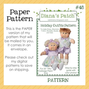 Può includere: Un modello cartaceo per abiti per le vacanze per bambole Cabbage Patch Kids da 50,8 cm. Il modello include istruzioni per un vestito, bloomers, maglietta, pantaloncini, papillon e gilet. L'immagine presenta due bambole che indossano gli abiti. Il modello viene fornito in una busta.