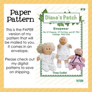 Pode incluir: Um padrão de papel para roupa de dormir Cabbage Patch Kids, incluindo três roupas. O padrão serve para Cabbage Patch Kids de 35,5 cm Preemie, 40,6 cm Full Size e 50,8 cm TRU. O texto na imagem diz "Paper Pattern" e "Diana's Patch".