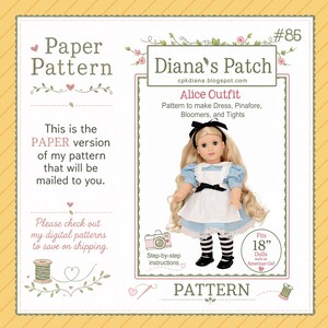 Può includere: Un cartamodello per un completo di Alice, che include vestito, grembiule, mutandoni e calzamaglia per bambole da 46 cm. Il documento riporta il testo Diana's Patch, #85, e mostra una bambola con vestito blu, grembiule bianco e fiocco nero.
